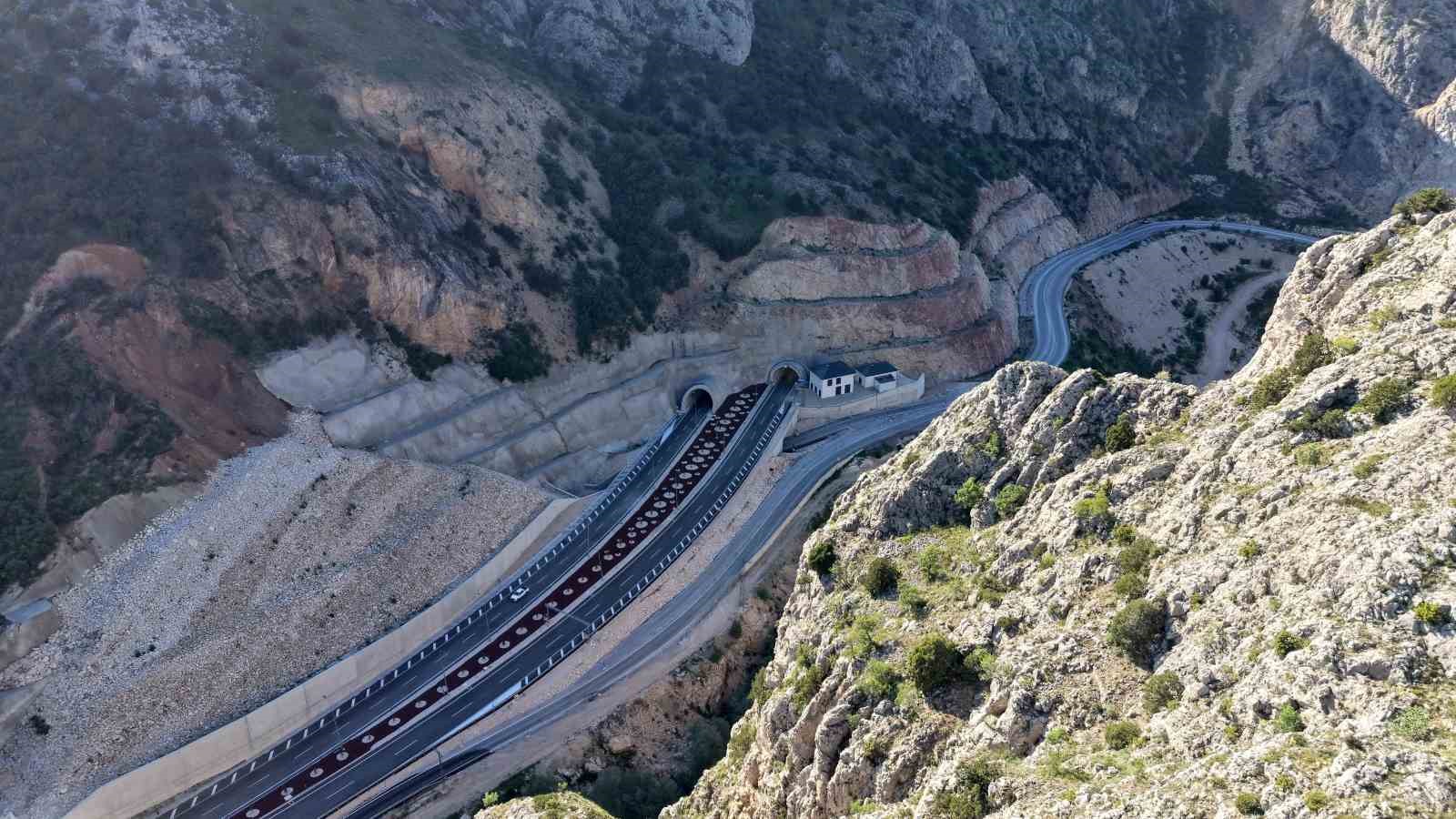 Karadeniz’i İç Anadolu’ya bağlayan Kırkdilim Tünelleri’nden 1 ayda 250 bin araç geçti 4 karadenizi ic anadoluya baglayan kirkdilim tunellerinden 1 ayda 250 bin arac gecti 0