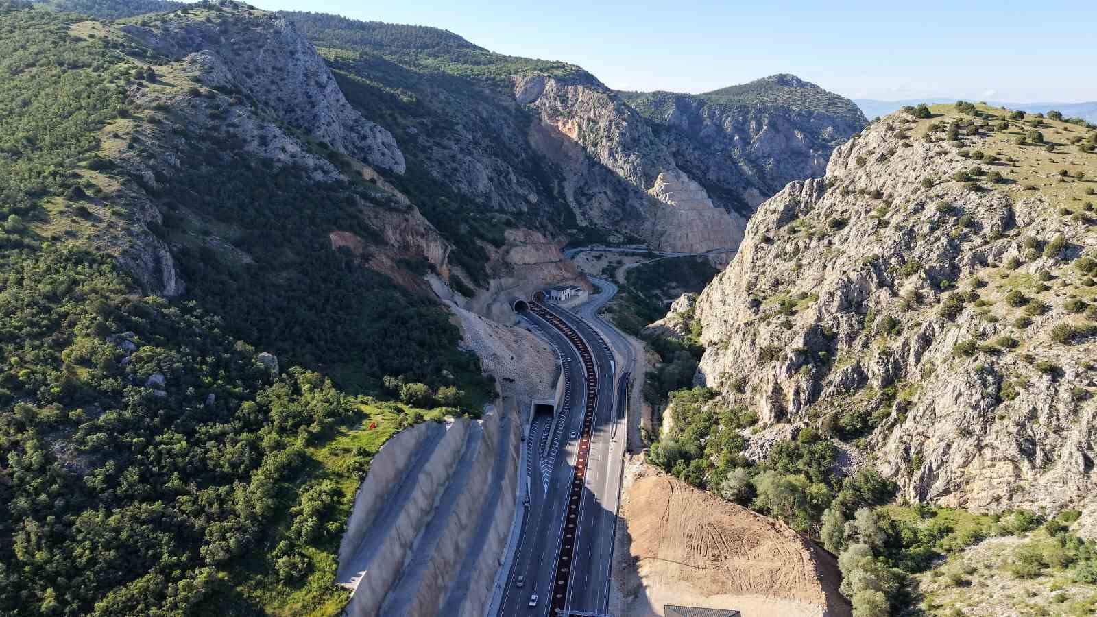 Karadeniz’i İç Anadolu’ya bağlayan Kırkdilim Tünelleri’nden 1 ayda 250 bin araç geçti 7 karadenizi ic anadoluya baglayan kirkdilim tunellerinden 1 ayda 250 bin arac gecti 3