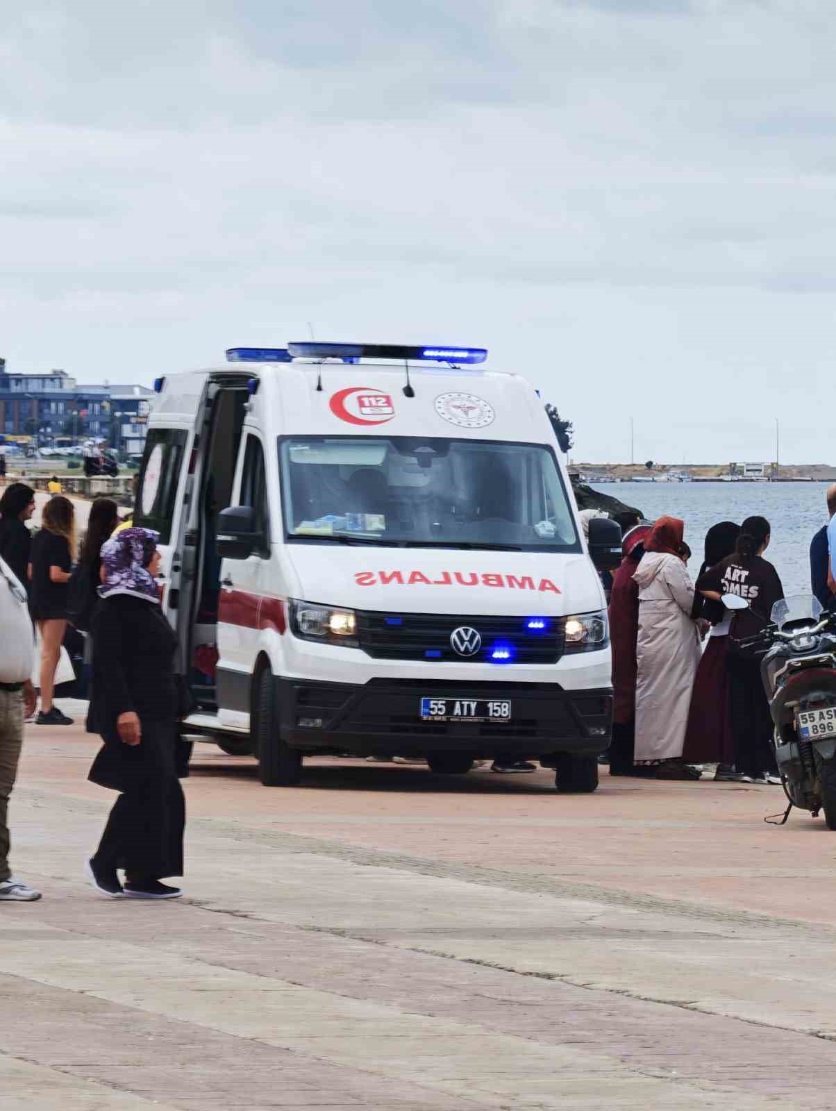 karadenizin hircin dalgalari arasinda mahsur kalan yuzucuyu deniz polisi kurtardi 0 mMUTfzgB