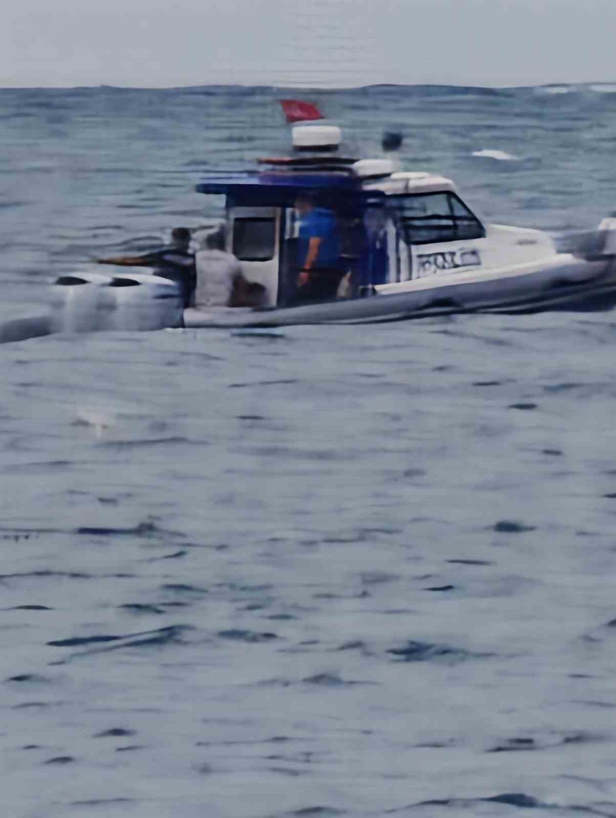 karadenizin hircin dalgalari arasinda mahsur kalan yuzucuyu deniz polisi kurtardi 1 zURfsmYN