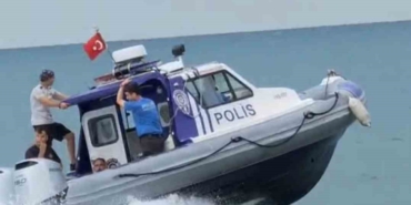 karadenizin-hircin-dalgalari-arasinda-mahsur-kalan-yuzucuyu-deniz-polisi-kurtardi-A7E9Q1Qh.jpg
