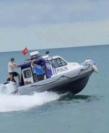 karadenizin-hircin-dalgalari-arasinda-mahsur-kalan-yuzucuyu-deniz-polisi-kurtardi-A7E9Q1Qh.jpg