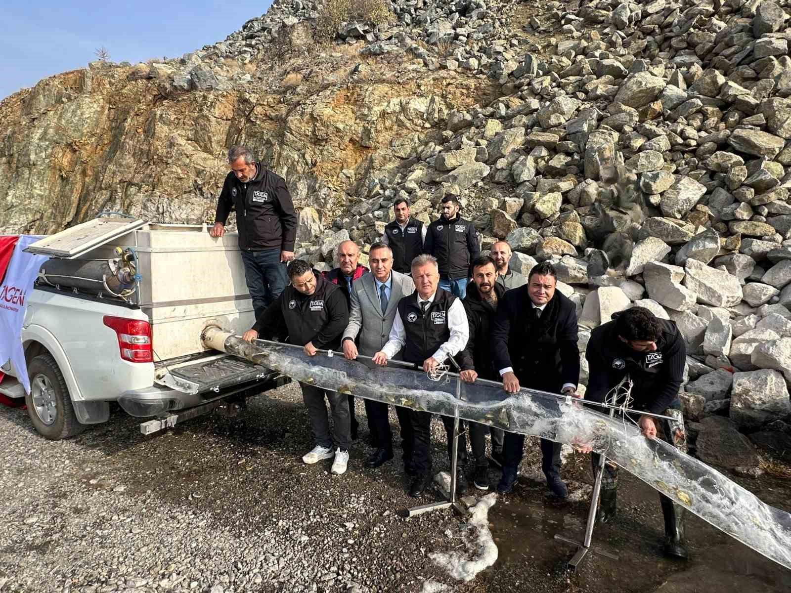 karakaya baraj golune 420 bin yavru balik birakildi 1 Cb99NkCm
