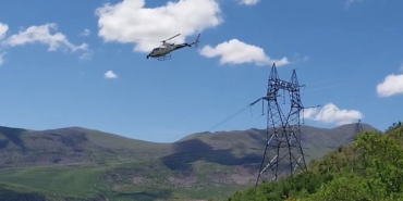 karakaya-baraji-ana-elektrik-iletim-hattinda-helikopter-destekli-bakim-PMWhXerC.jpg