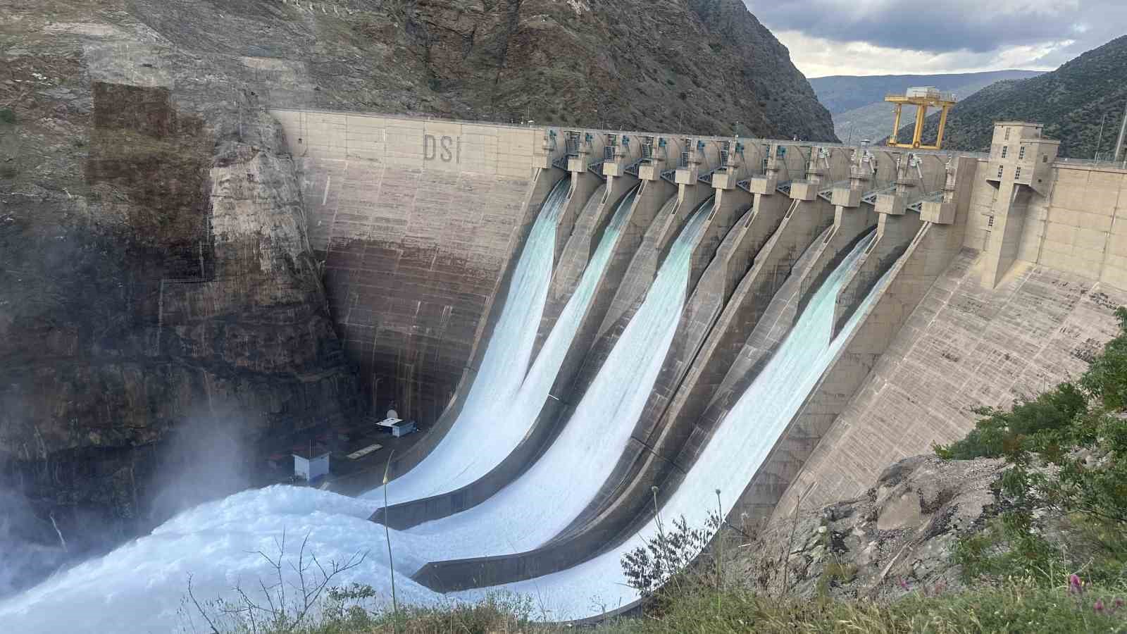 karakaya barajinda su tahliyesi devam ediyor 2 85INsKOz