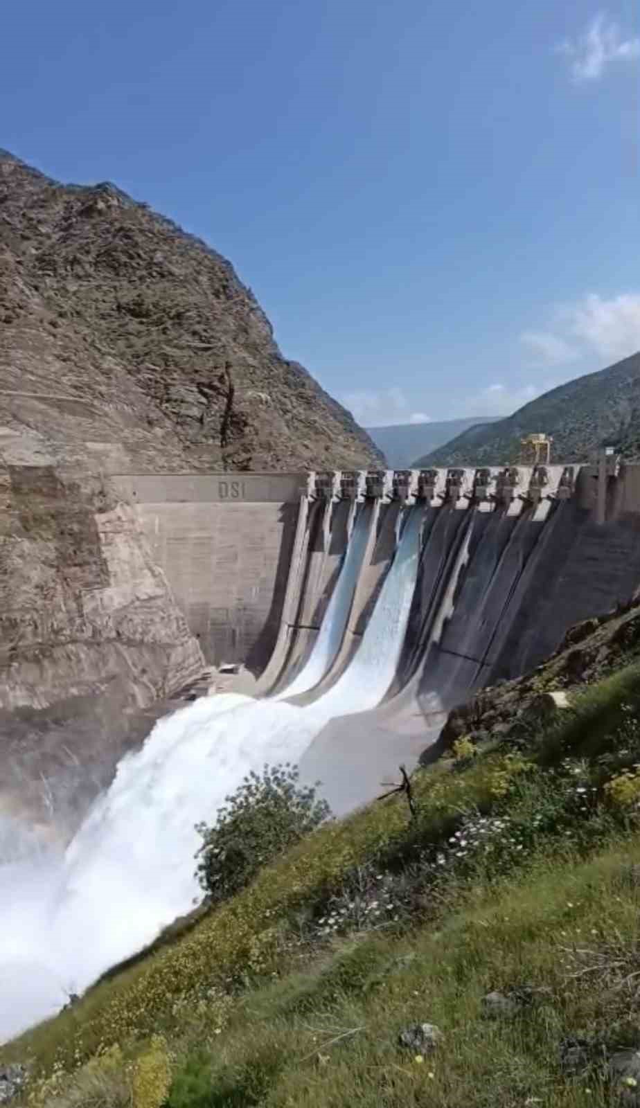 karakaya barajinda su tahliyesi devam ediyor 4 XUJKA9U7