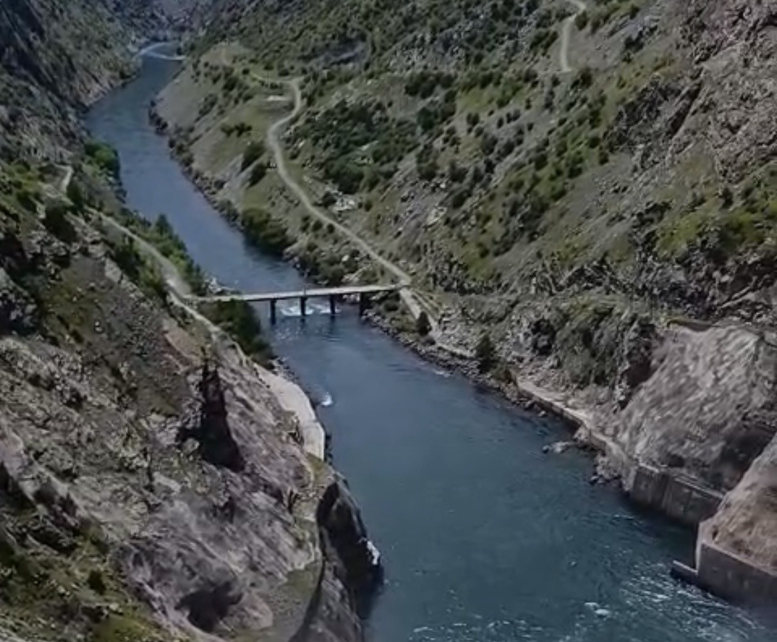 karakaya barajinda su tahliyesi nedeni ile kopru trafige kapatildi 0 iuuXGOfz