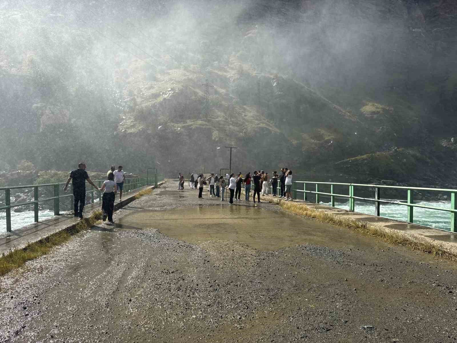Karakaya Barajı’ndaki su tahliyesi vatandaşların seyirlik manzarası oldu 5 karakaya barajindaki su tahliyesi vatandaslarin seyirlik manzarasi oldu 1 jjzTOCQz
