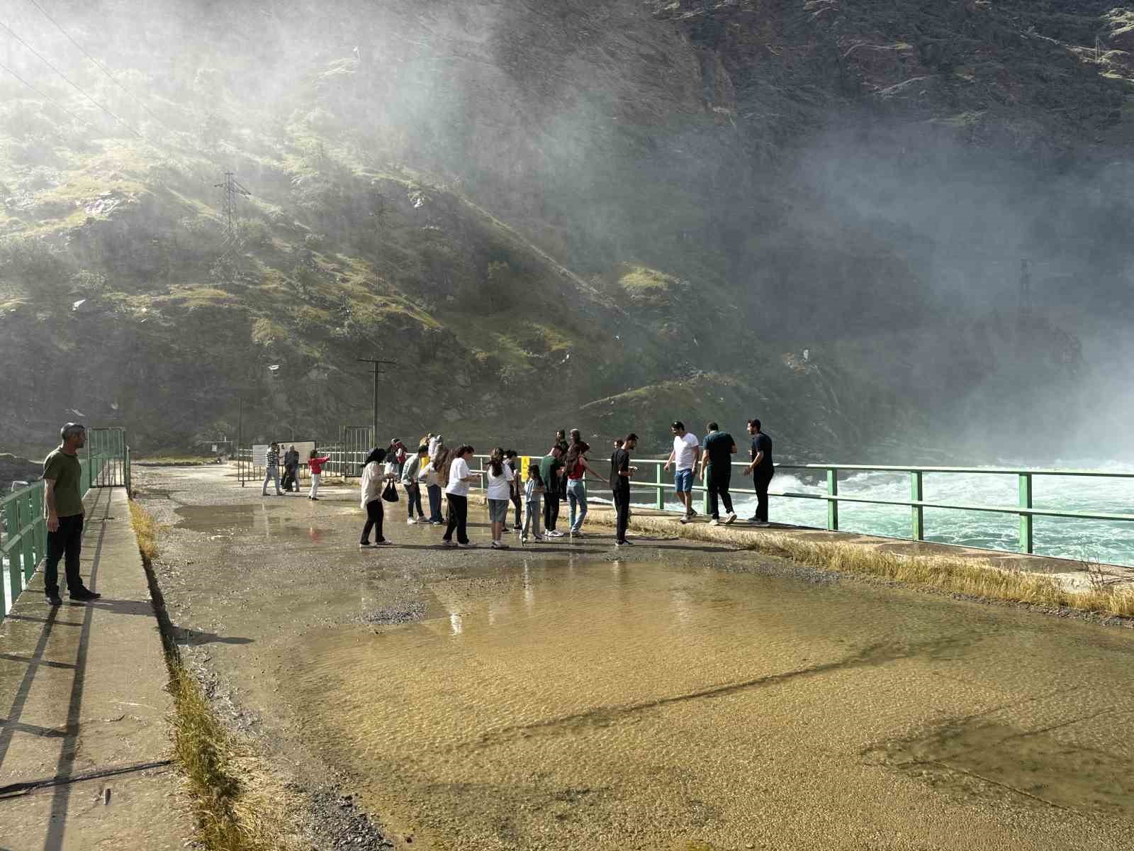 Karakaya Barajı’ndaki su tahliyesi vatandaşların seyirlik manzarası oldu 6 karakaya barajindaki su tahliyesi vatandaslarin seyirlik manzarasi oldu 2 WWUR8mEm