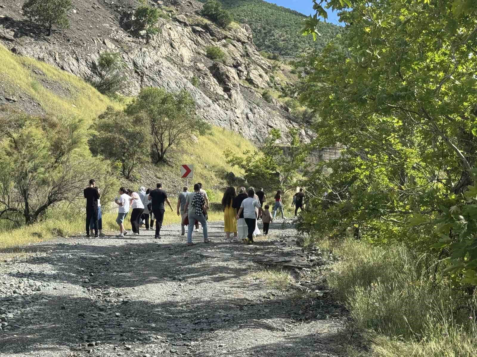 Karakaya Barajı’ndaki su tahliyesi vatandaşların seyirlik manzarası oldu 8 karakaya barajindaki su tahliyesi vatandaslarin seyirlik manzarasi oldu 4 hlFj8TDF