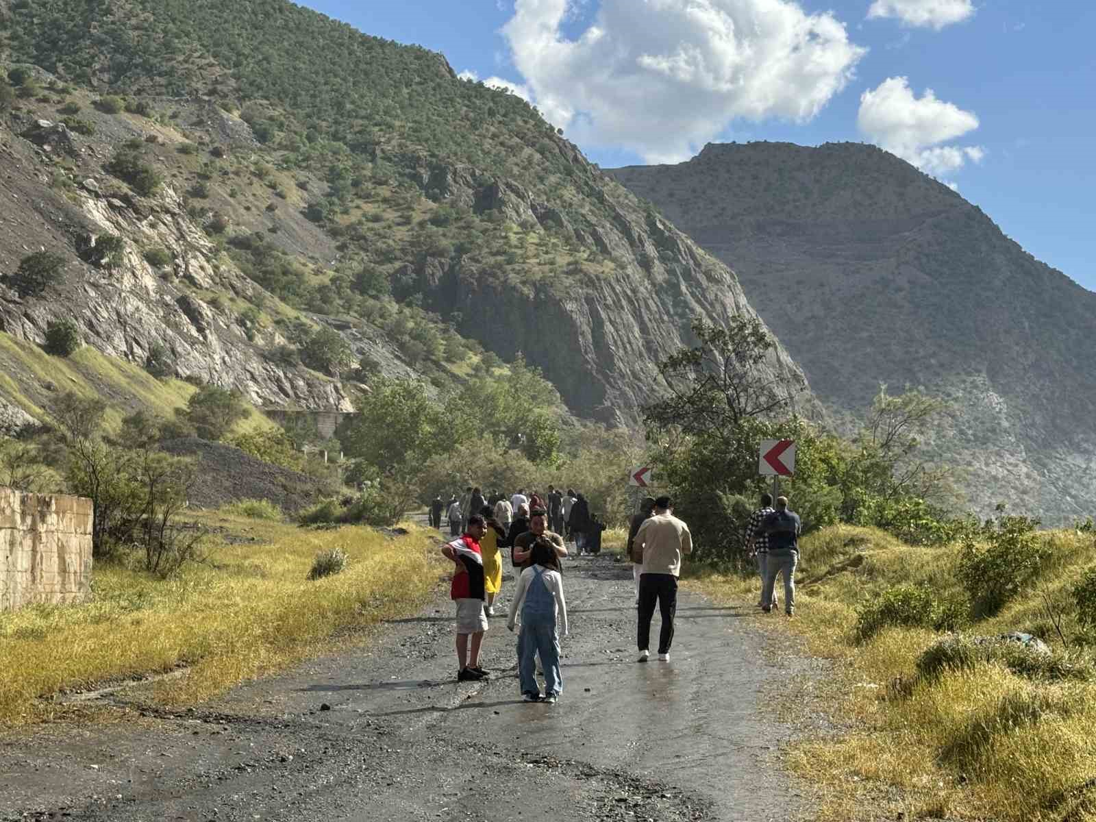 Karakaya Barajı’ndaki su tahliyesi vatandaşların seyirlik manzarası oldu 9 karakaya barajindaki su tahliyesi vatandaslarin seyirlik manzarasi oldu 5 WvFEQ6hZ