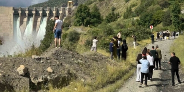 karakaya-barajindaki-su-tahliyesi-vatandaslarin-seyirlik-manzarasi-oldu-mRPSw5gE.jpg