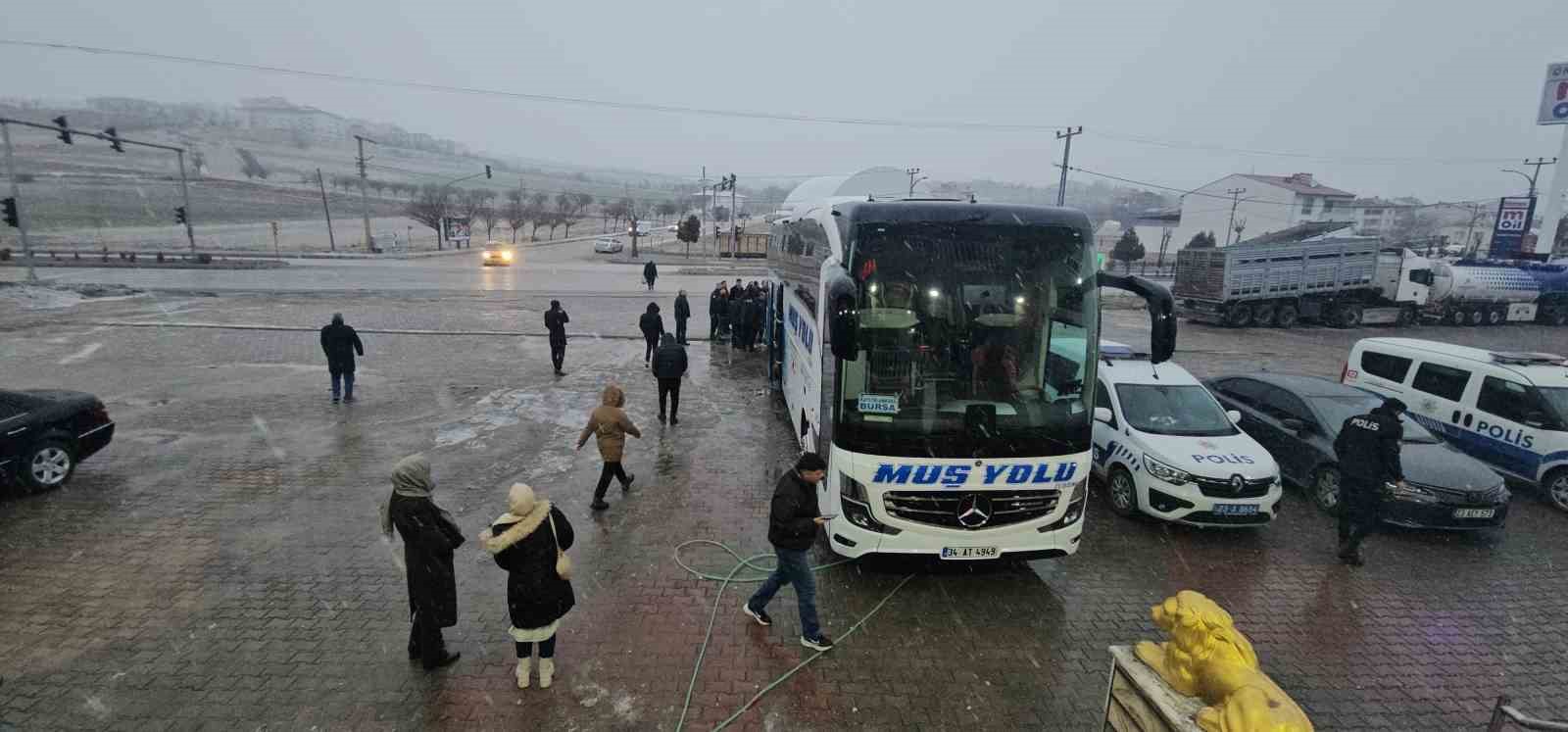 karakocanda mus bursa seferini yapan yolcu otobusune saldiri 0 yf6X7lwR