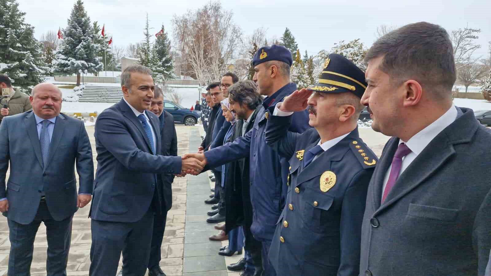 karaman valisi hayrettin cicek gorevine basladi 5 v36tgeJT