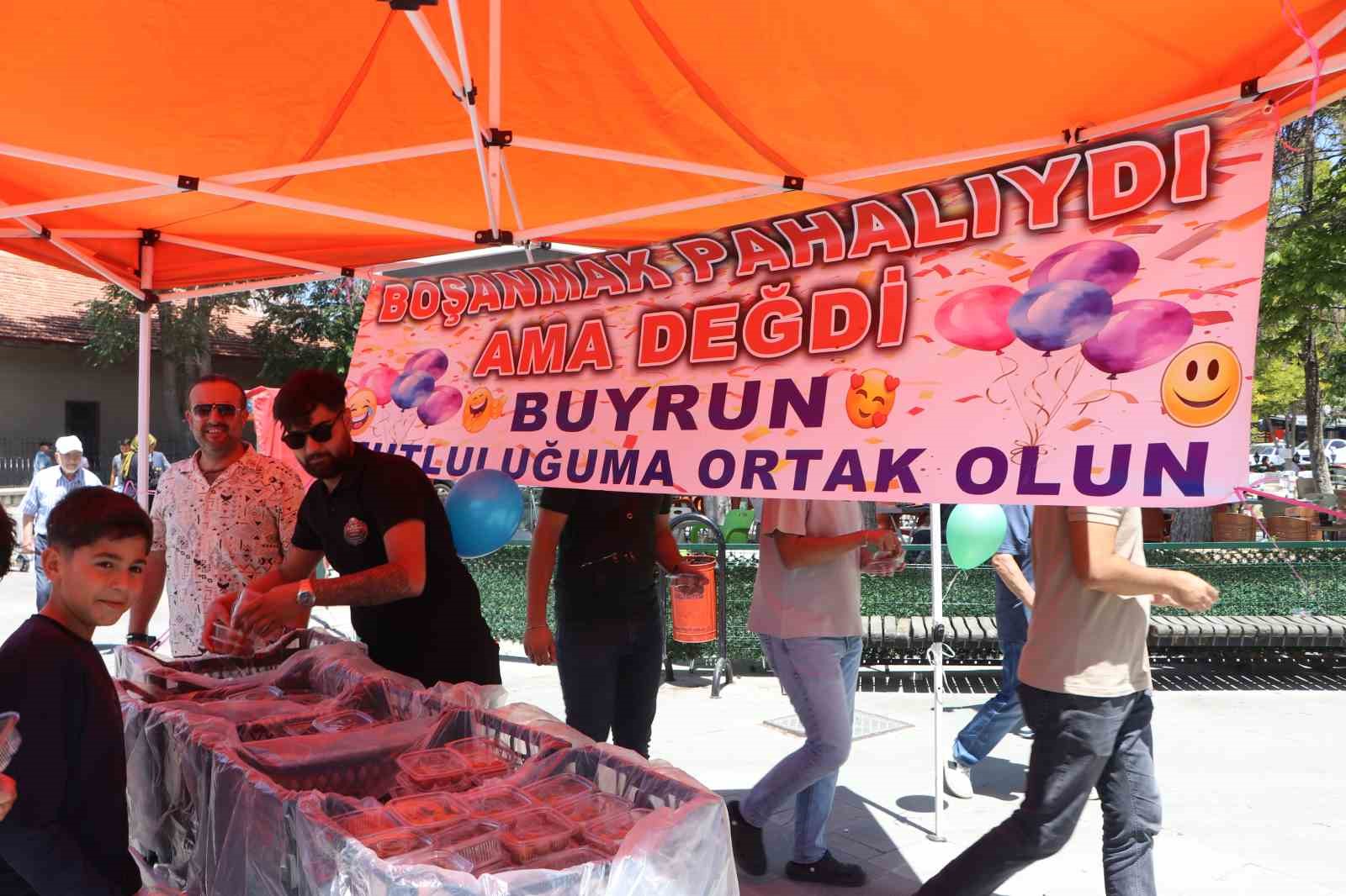 karamanda 11 yillik evliligi sona eren gurbetci lokma dagitarak bosanmasini kutladi 0