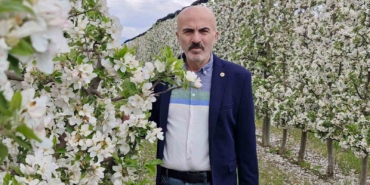 karamanda-16-milyon-elma-agaci-cicek-acarak-gelinligini-giydi-WB1i4eTs.jpg