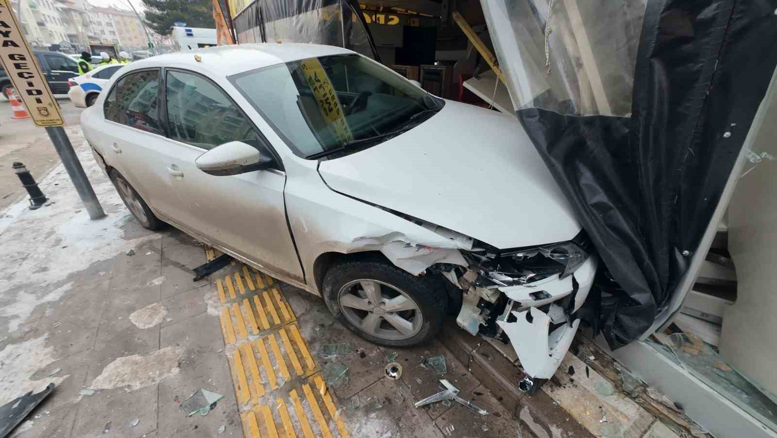 karamanda 3 kisinin yaralandigi kazada otomobil is yerine daldi 0