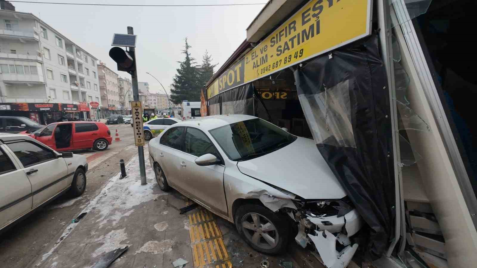 karamanda 3 kisinin yaralandigi kazada otomobil is yerine daldi 1