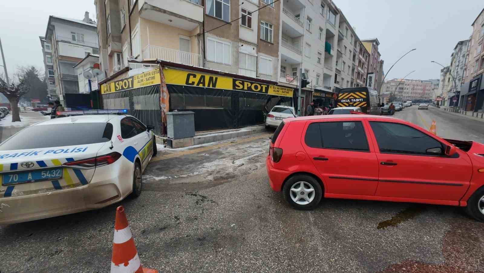 karamanda 3 kisinin yaralandigi kazada otomobil is yerine daldi 2 dqXhsB41