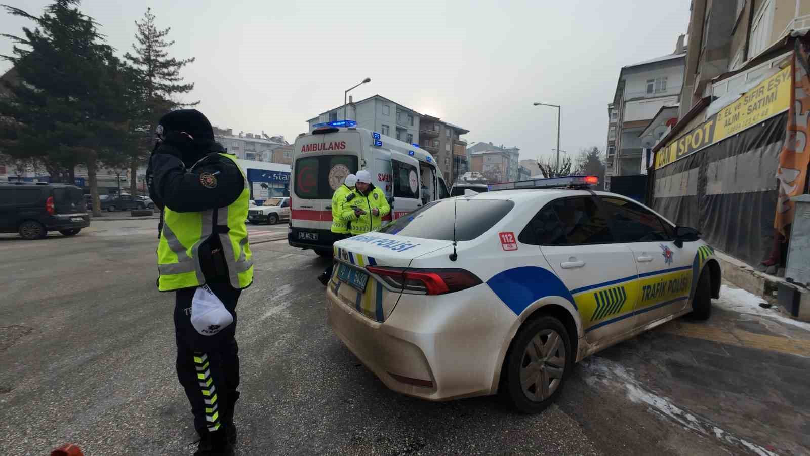 karamanda 3 kisinin yaralandigi kazada otomobil is yerine daldi 3