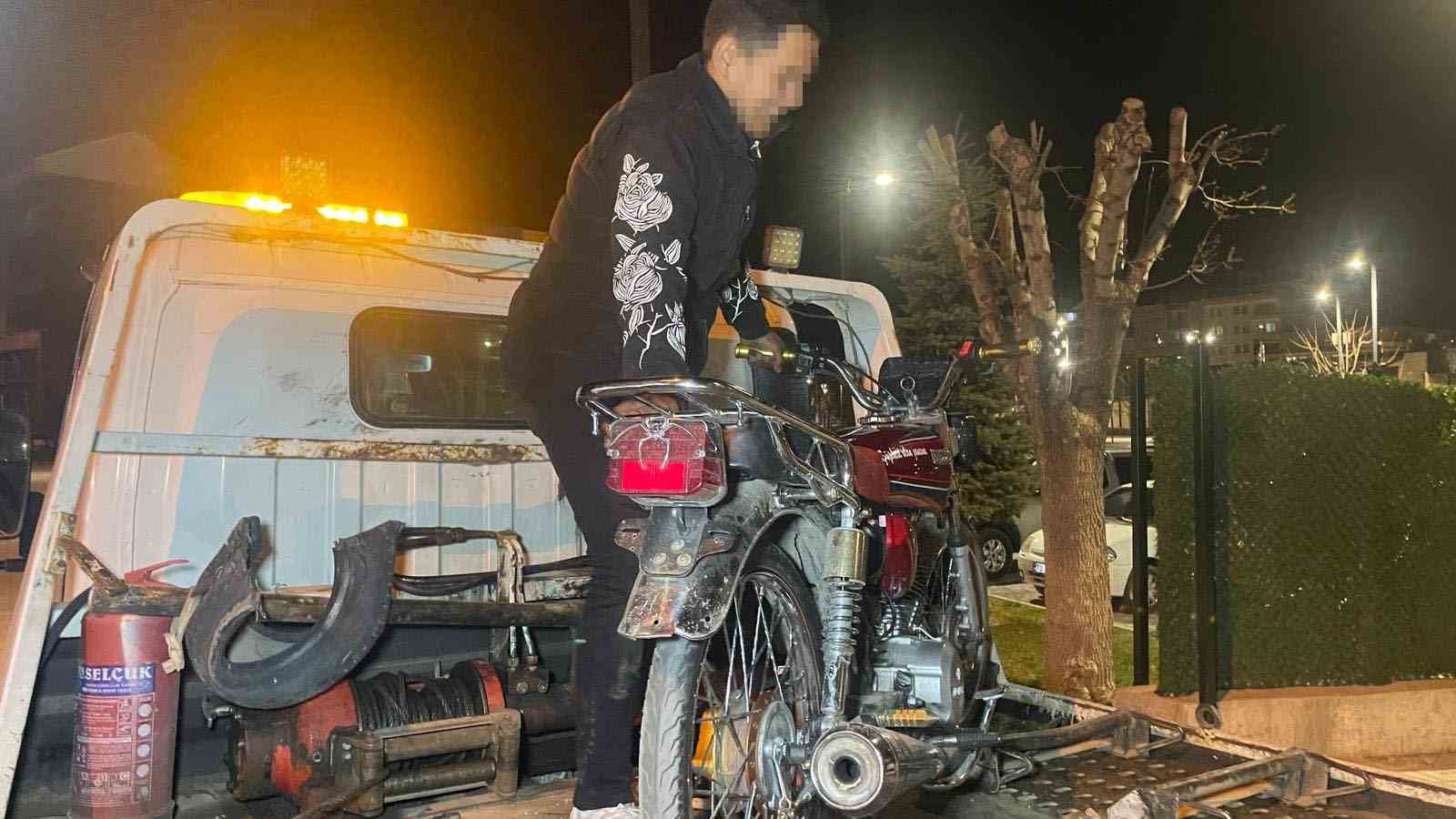 Karaman’da 5 motosiklet parası ceza yiyen sürücünün rahatlığı pes dedirtti 6 karamanda 5 motosiklet parasi ceza yiyen surucunun rahatligi pes dedirtti 2 OVB6MSZC