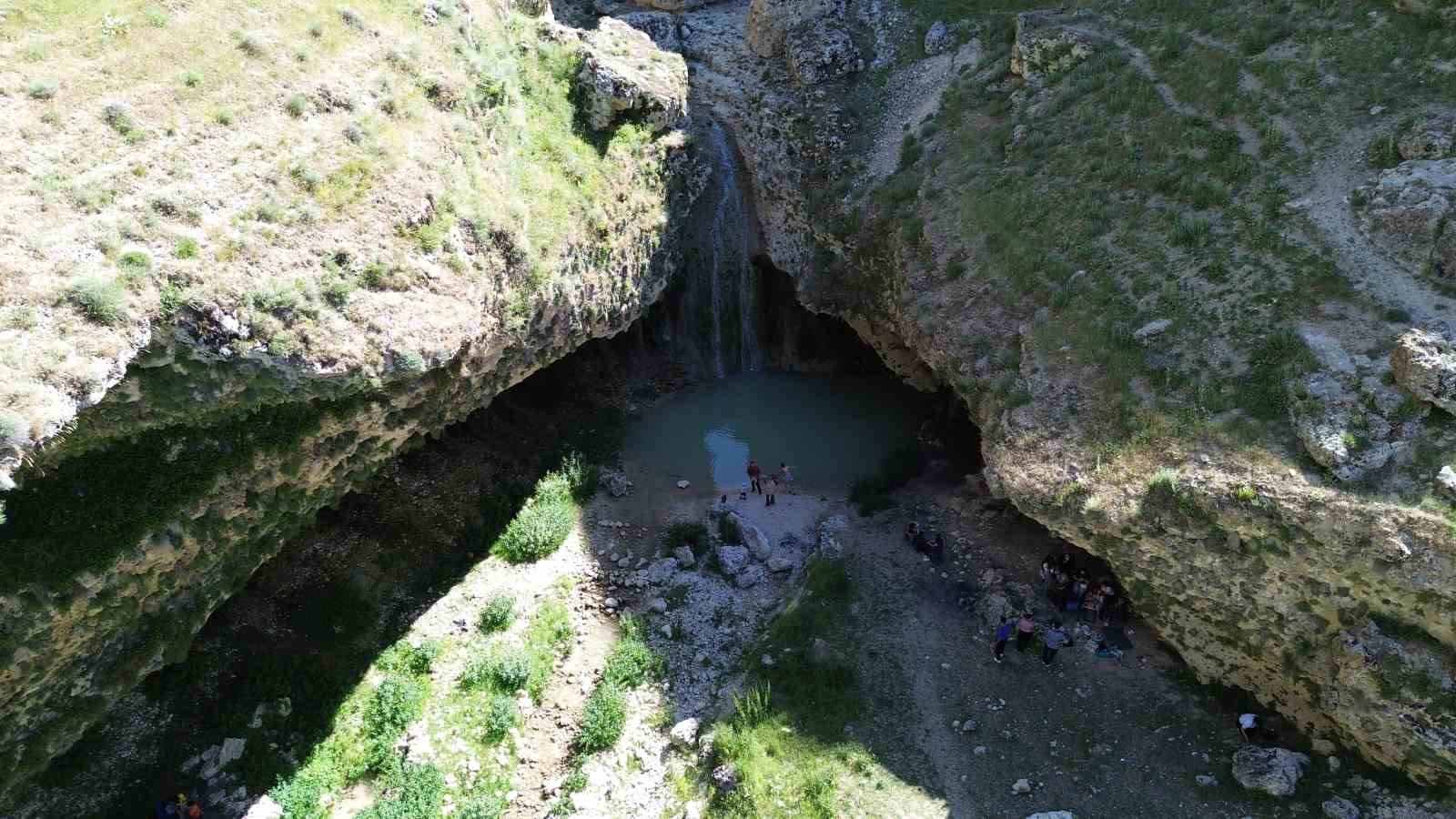 Karaman’da Akpınar Şelalesi yeniden akmaya başladı 4 karamanda akpinar selalesi yeniden akmaya basladi 0 s9kUdR8N