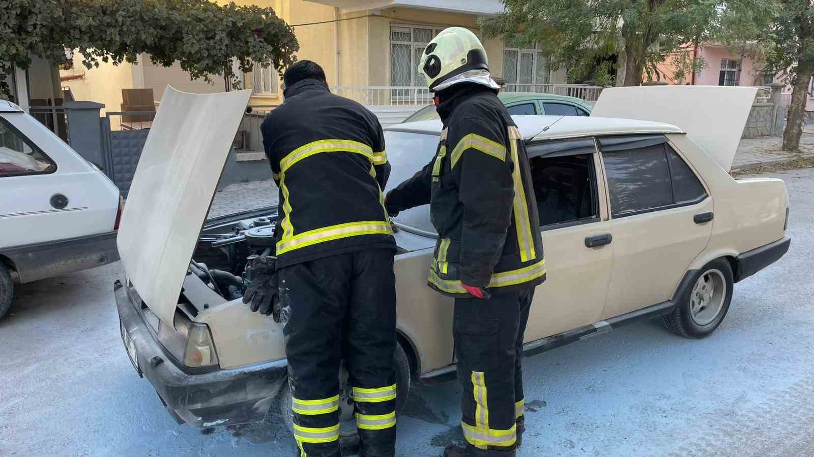 Karaman’da alev alan Fiat Tofaş’ı vatandaşlar söndürdü 4 karamanda alev alan fiat tofasi vatandaslar sondurdu 0 1OybITnb
