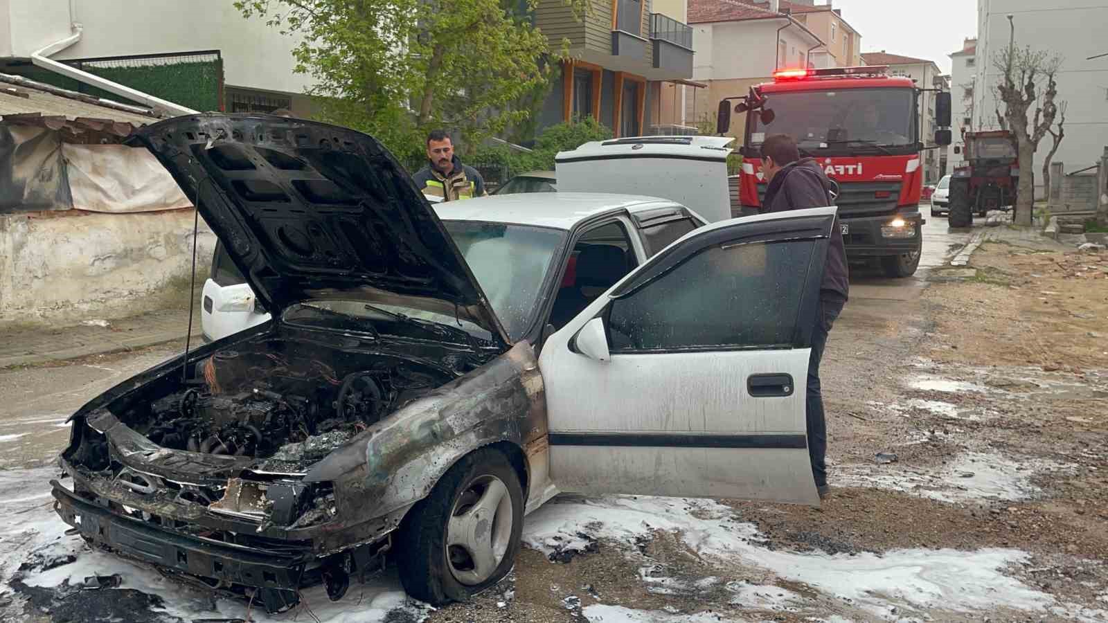 karamanda alev alan otomobil kullanilamaz hale geldi 1 dYVqVlcV