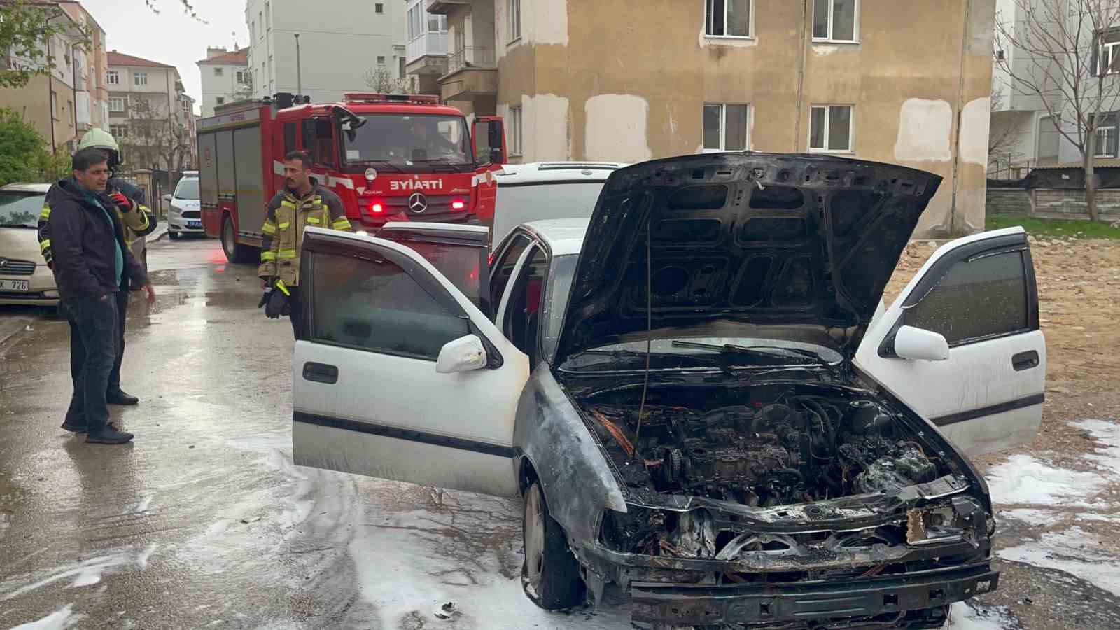 karamanda alev alan otomobil kullanilamaz hale geldi 2 ZBukPvbP