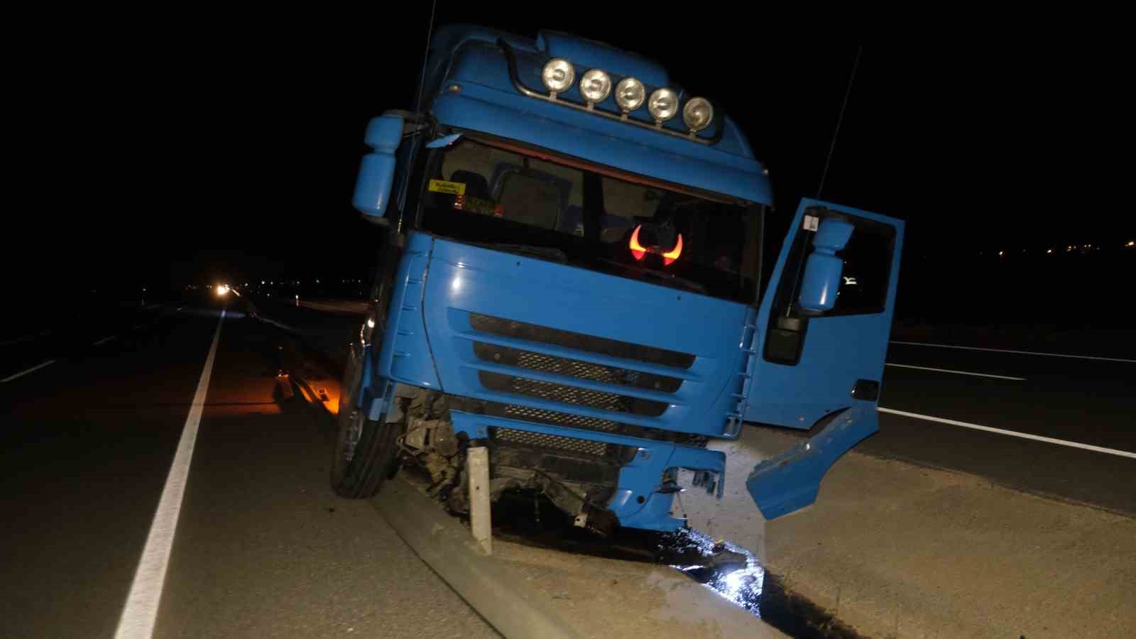 karamanda bariyerlere carpan tir refuje dustu 1 yarali 1 Rk8Jkjj3