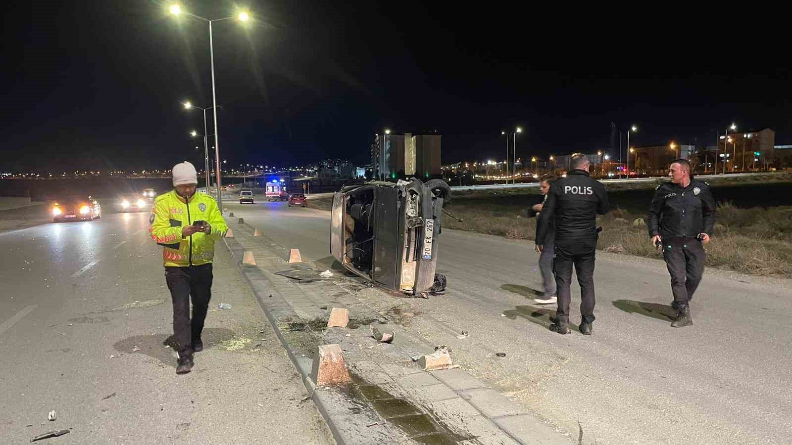 karamanda beton duba ve aydinlatma diregine carpan otomobil yan yatti 2 yarali 0 m7T9TrLN