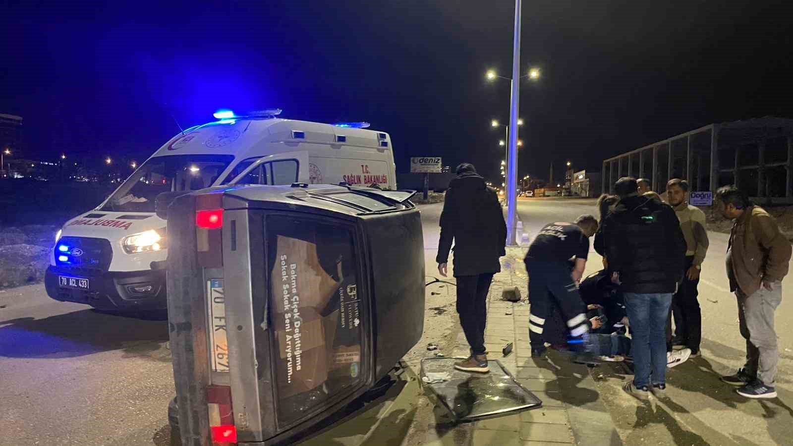 karamanda beton duba ve aydinlatma diregine carpan otomobil yan yatti 2 yarali 1 SeYdupKz