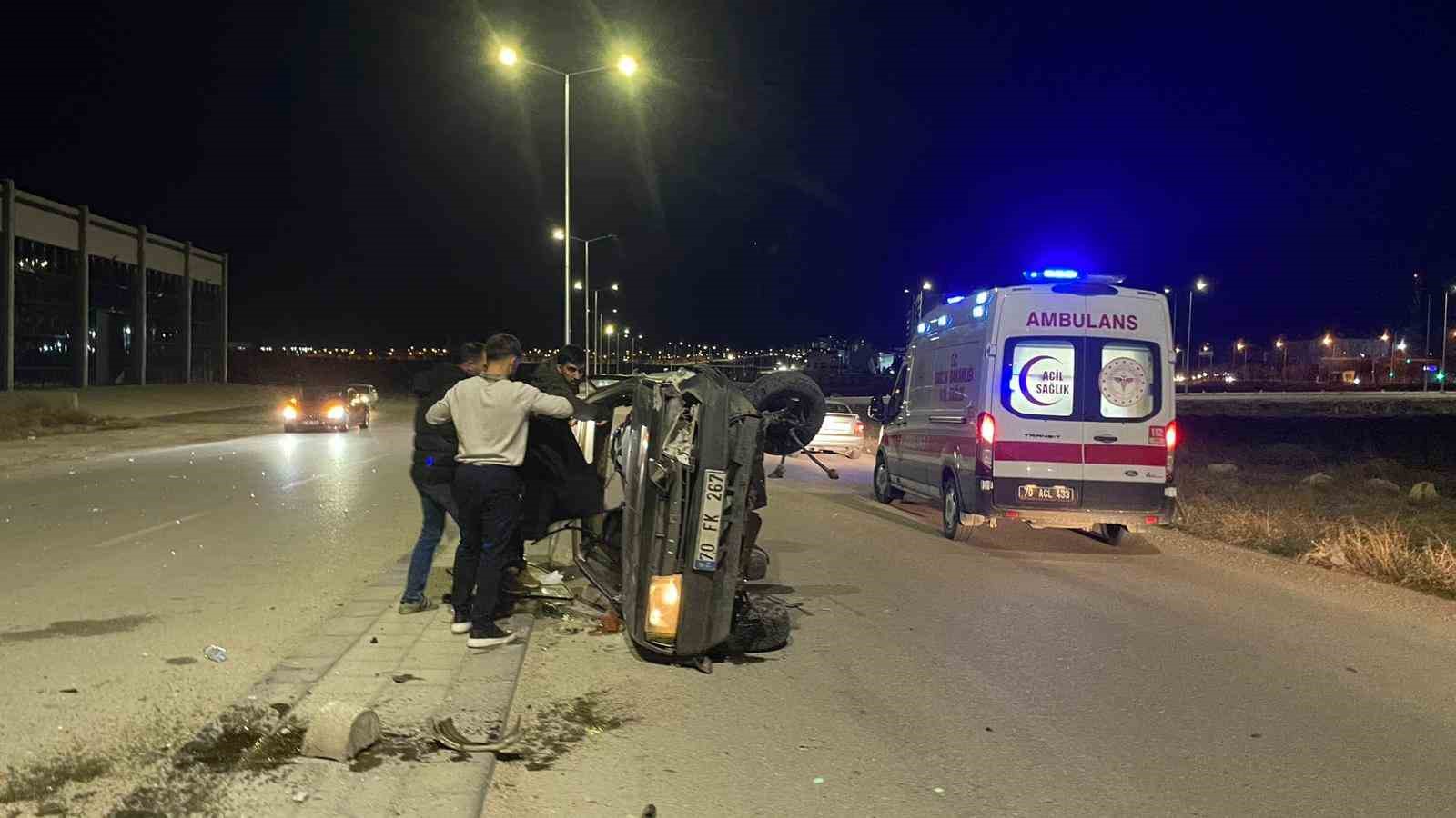 karamanda beton duba ve aydinlatma diregine carpan otomobil yan yatti 2 yarali 2