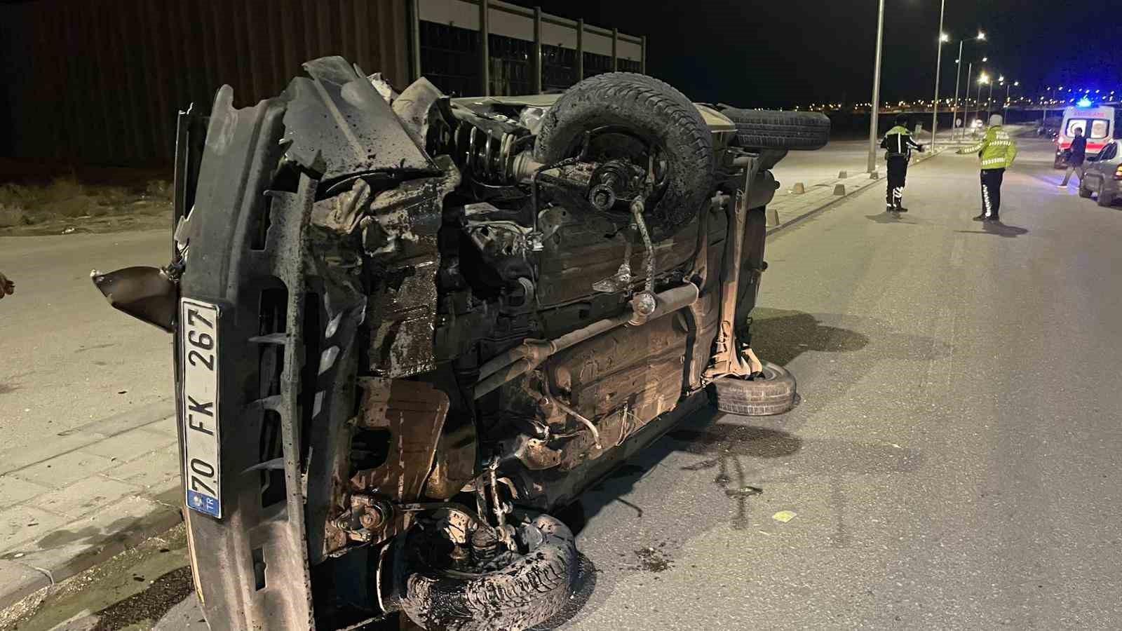 karamanda beton duba ve aydinlatma diregine carpan otomobil yan yatti 2 yarali 3 PamhZkPZ