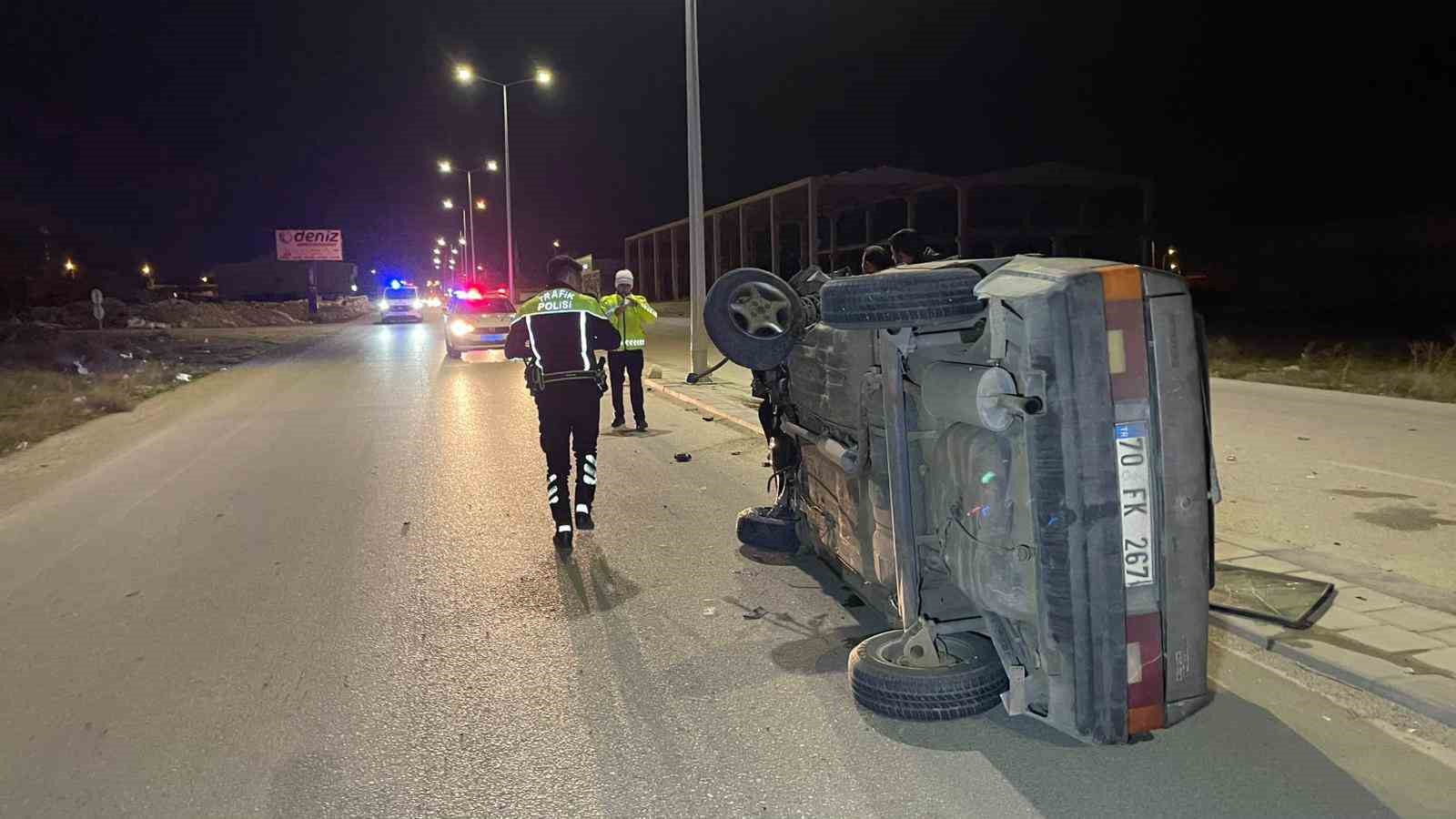 karamanda beton duba ve aydinlatma diregine carpan otomobil yan yatti 2 yarali 4 b2Z9JuVO
