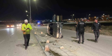karamanda-beton-duba-ve-aydinlatma-diregine-carpan-otomobil-yan-yatti-2-yarali-XWclax5u.jpg