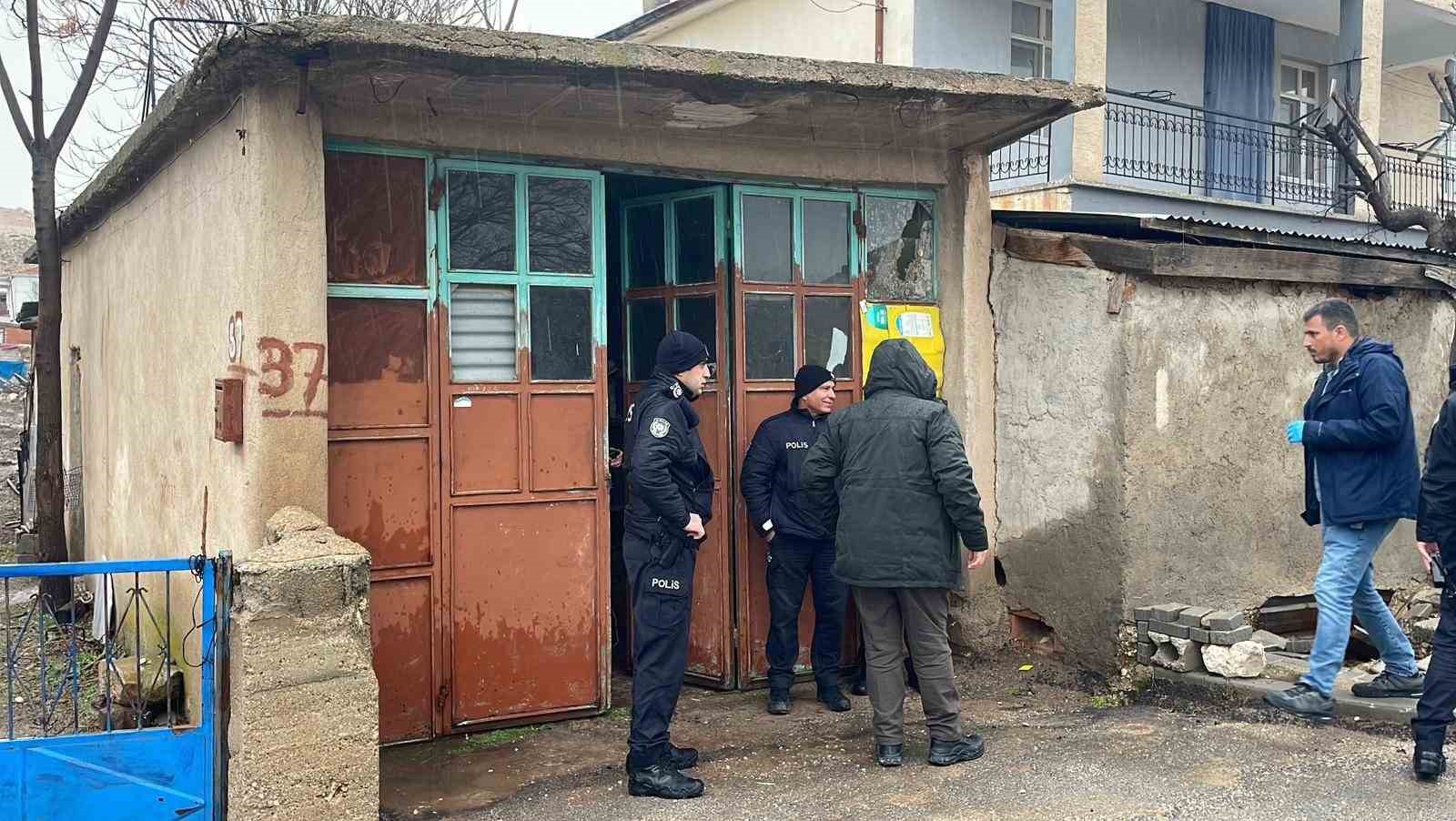 karamanda bir kisi evinin deposunda silahla vurulmus halde bulundu 1 MGu6QL6H