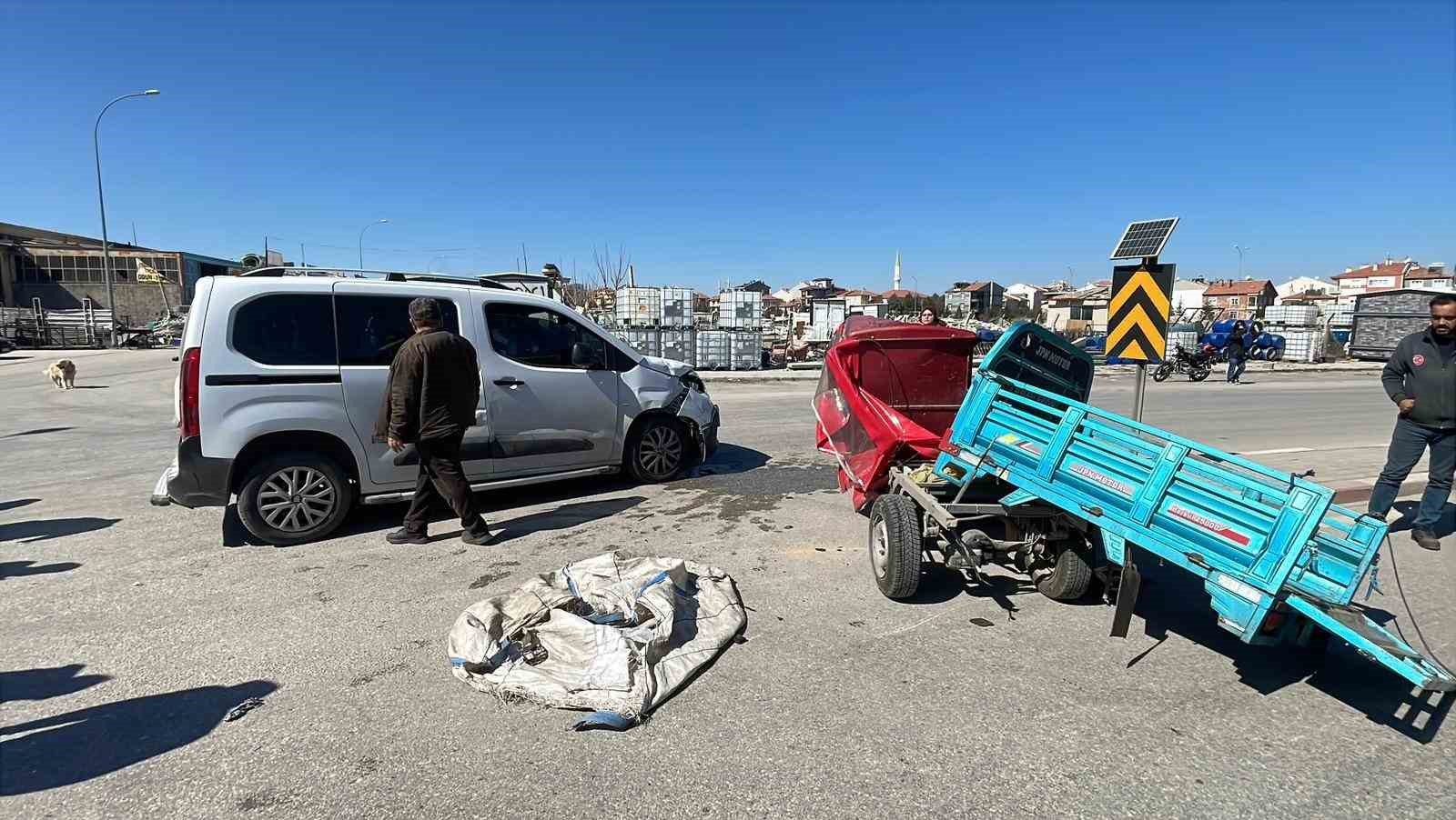 karamanda bir kisinin agir yaralandigi kaza ani kamerada 0 Q7KuOkDV