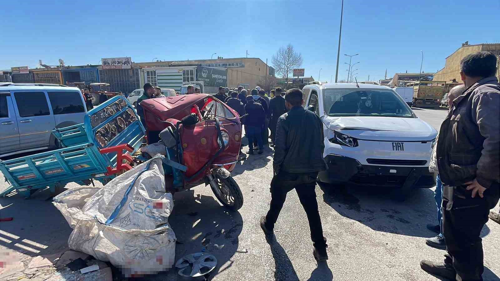 karamanda bir kisinin agir yaralandigi kaza ani kamerada 2 BFHcHl1d