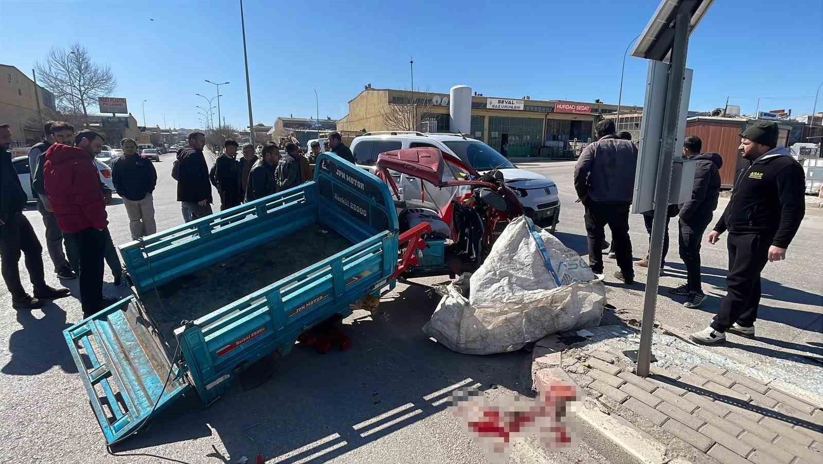karamanda bir kisinin agir yaralandigi kaza ani kamerada 3 kMcF8FzP