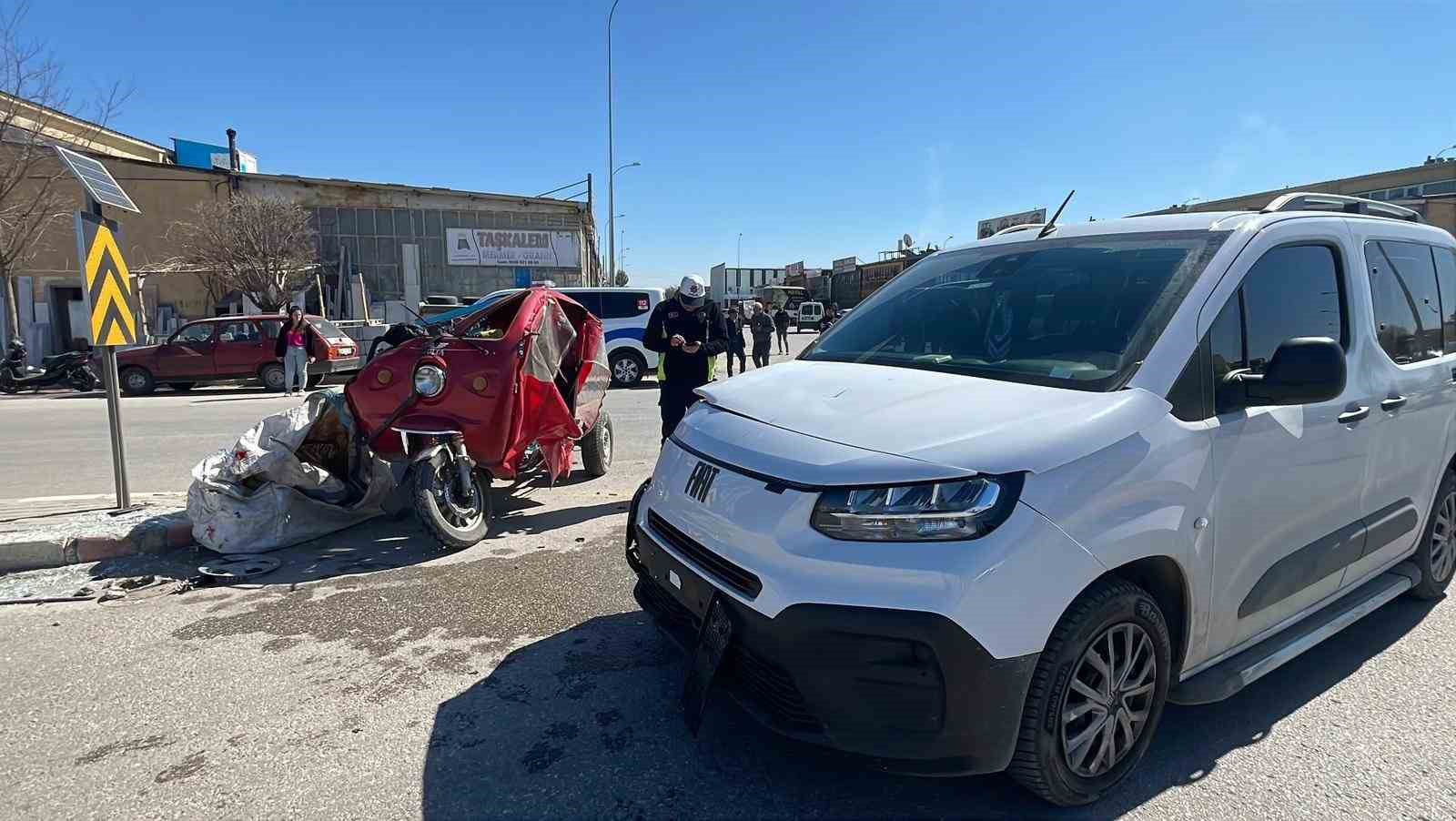 karamanda bir kisinin agir yaralandigi kaza ani kamerada 4 9qAe1Afe