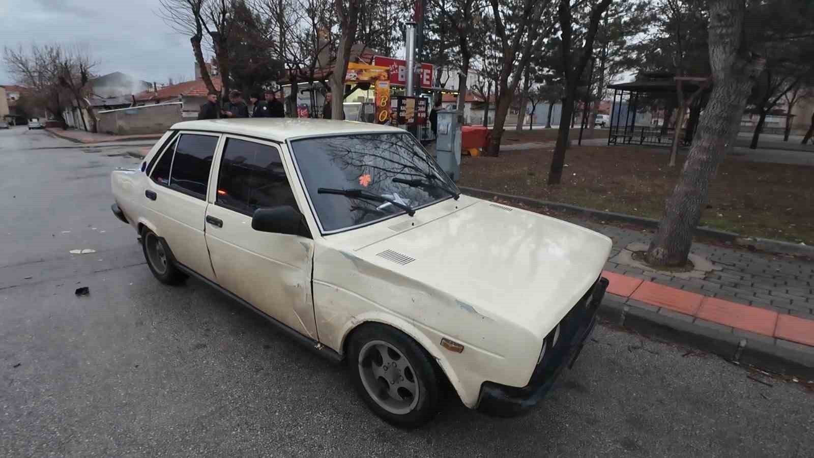 karamanda bir surucunun park halindeki otomobile araciyla carparak kactigi anlar kameraya yansidi 1 MRHbVup2