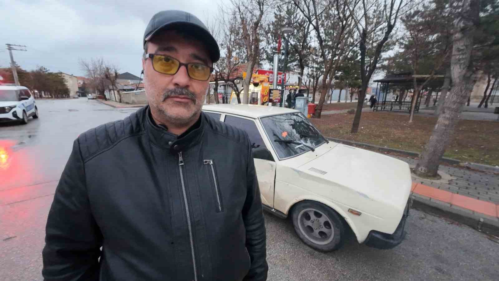 karamanda bir surucunun park halindeki otomobile araciyla carparak kactigi anlar kameraya yansidi 2 a85WnCar