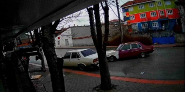 karamanda-bir-surucunun-park-halindeki-otomobile-araciyla-carparak-kactigi-anlar-kameraya-yansidi-Izn9KilY.jpg