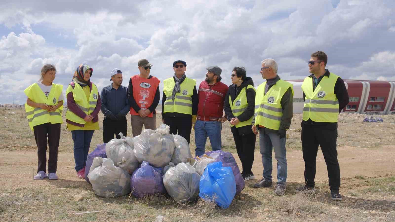 karamanda bugun temizle yarin nefes al sloganiyla dogaya atilan copler toplandi 0 U1AuY9Gs