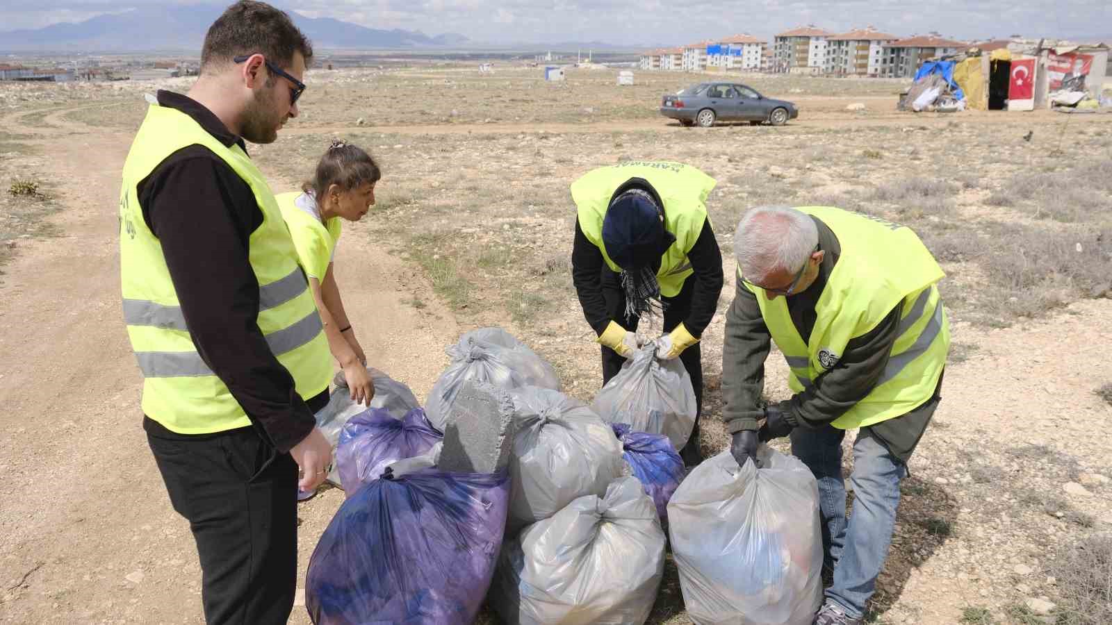 karamanda bugun temizle yarin nefes al sloganiyla dogaya atilan copler toplandi 5 OJs8rzBA