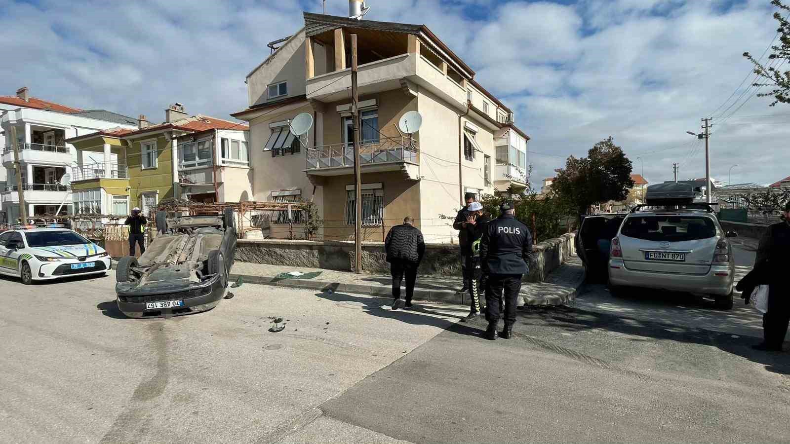 karamanda carpisan otomobillerden biri takla atarak ters dondu 1 yarali 1
