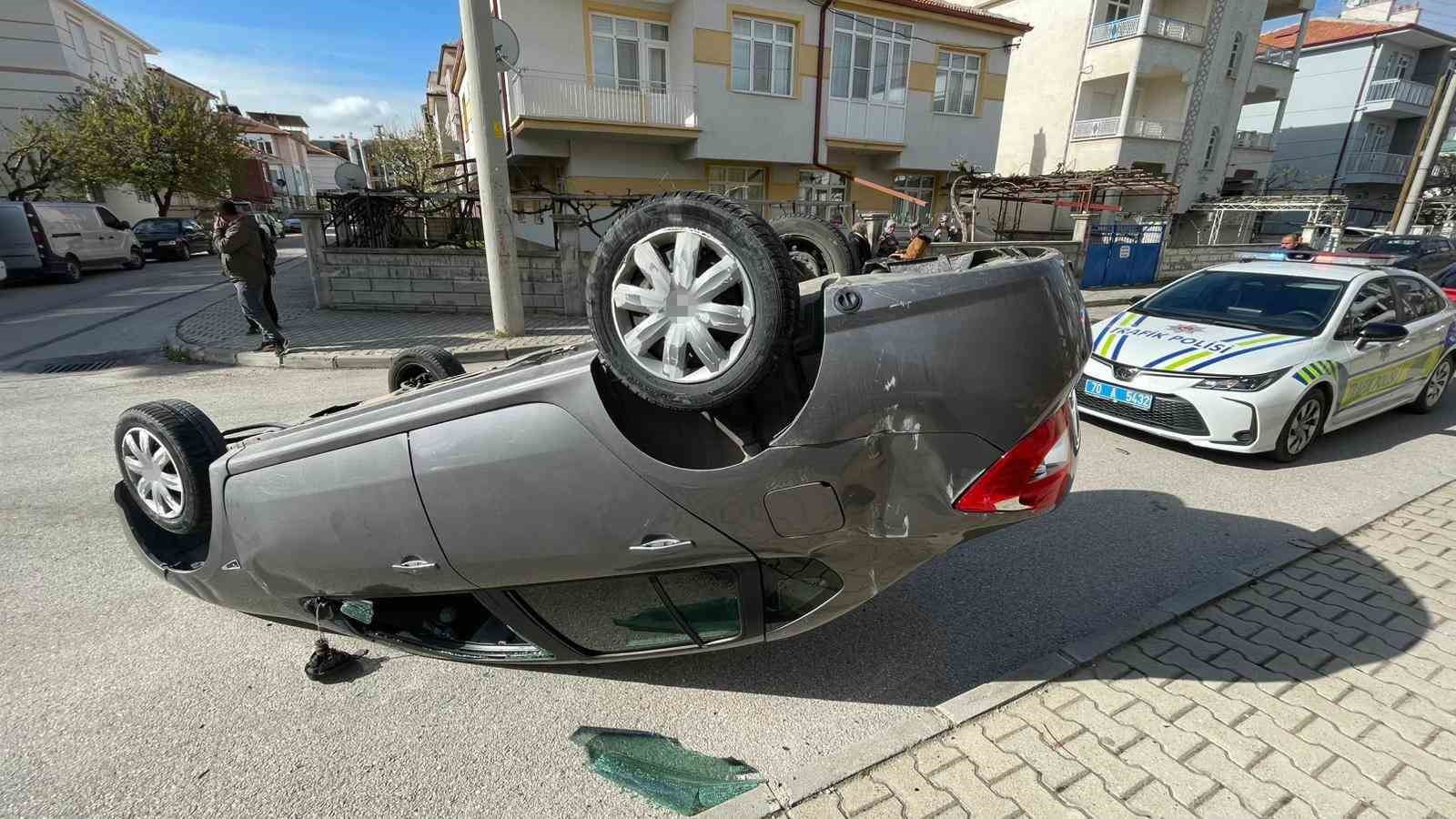 karamanda carpisan otomobillerden biri takla atarak ters dondu 1 yarali 3 IVkPbZws