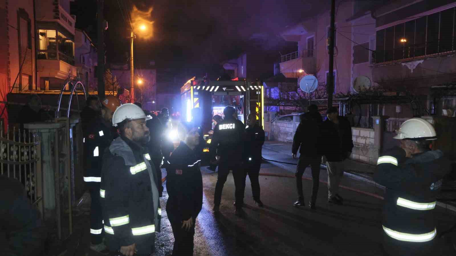 karamanda cati yangini korkuttu 3 kisi dumandan etkilendi 2