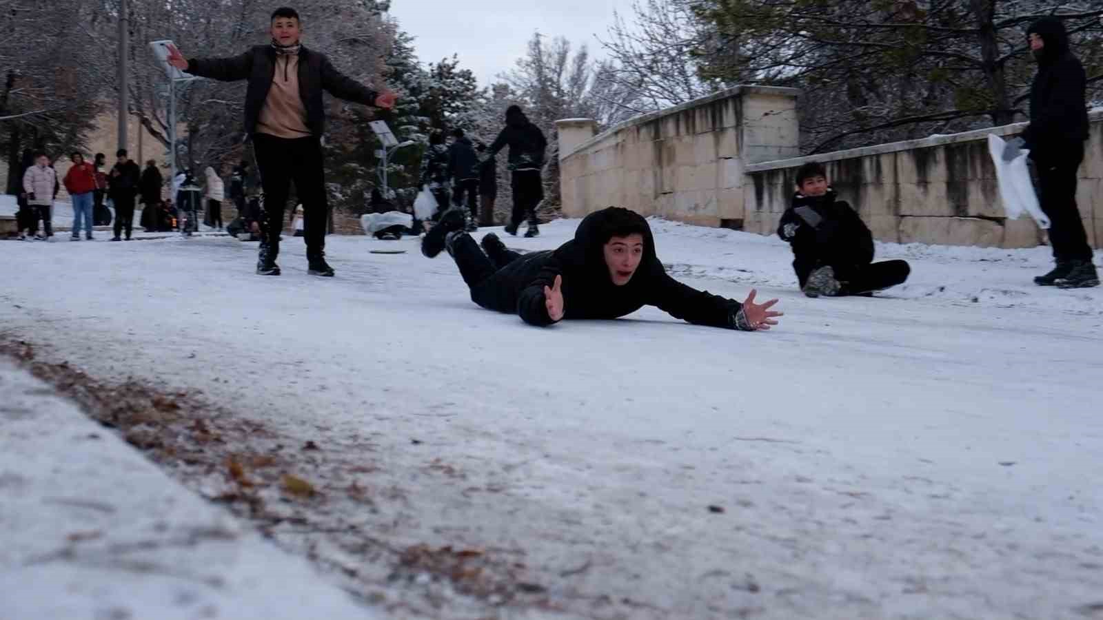karamanda cocuklar karin keyfini kayarak cikardi 0 TaQ7agym